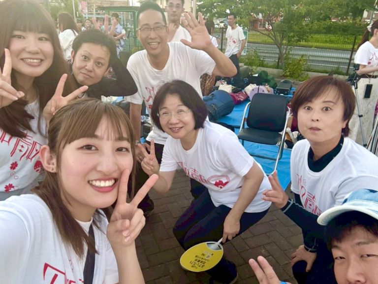晴吹の演奏。歌やダンスも交えたエンタメ吹奏楽